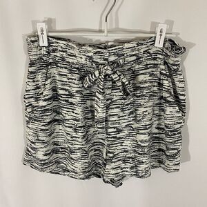 Lou & Grey Ruffle Waist Paperbag Shorts